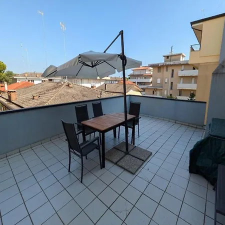 Welcoming Flat With A Magnificent Terrace شقة